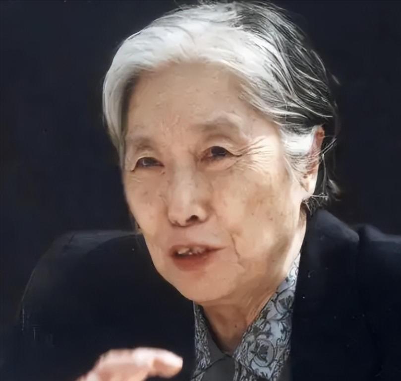 2006年，王光美因病去世。临终前，她突然向女儿刘亭抱拳作揖，虚弱地说：“女儿，