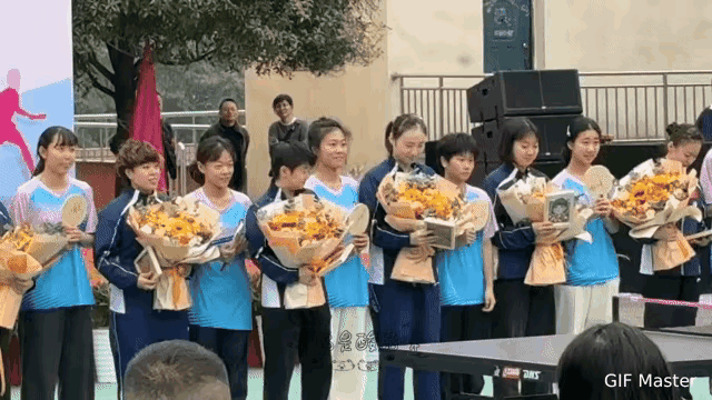 谁能拒绝这么软萌的孙颖莎啊！一束花直接抱了个满怀，快顶她大半个身子，小小一只也太