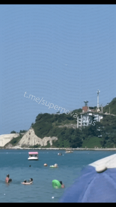 一架乌克兰无人机对俄罗斯克拉斯诺达尔边疆区阿尔希波-奥西波夫卡村的海滩进行俯冲攻