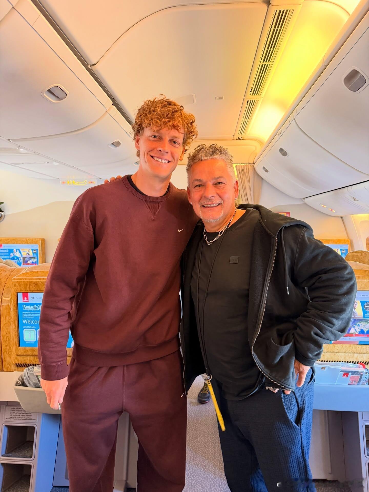 辛纳和巴乔合影巴乔是曾经的意大利足球王子，两人是王者级别会面网球talking大