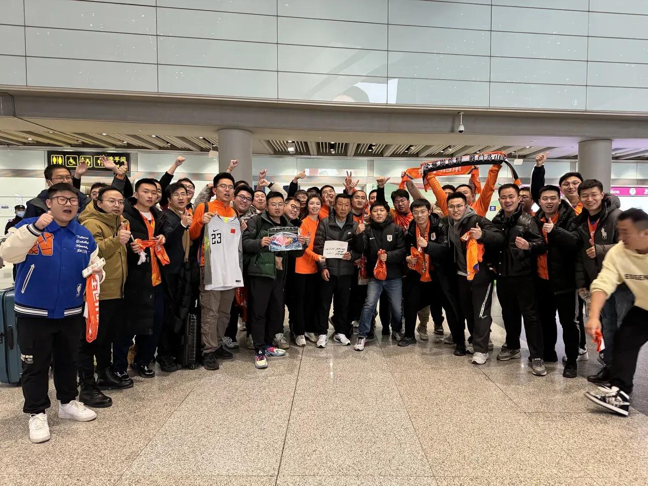 山东泰山队已抵达国内，在北京机场球迷们迎接泰山队亚冠归来，部分球员王大雷、克雷桑