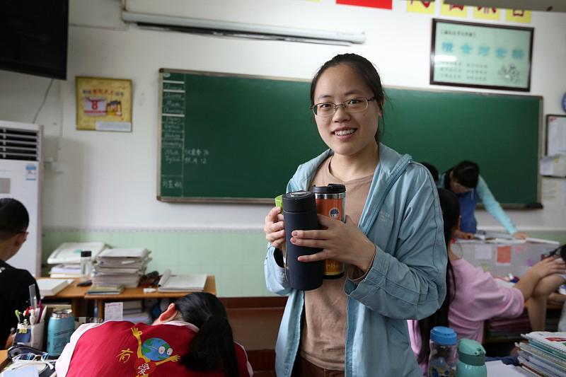 善待教师不等于纵容失德，待遇与师德要两手抓

都说再苦不能苦孩子，再穷不能穷教育