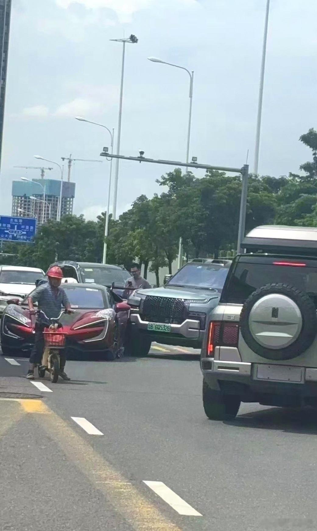 仰望车主们路上互相打招呼的方式简单而热烈，直接一声：嘣~ ​​​