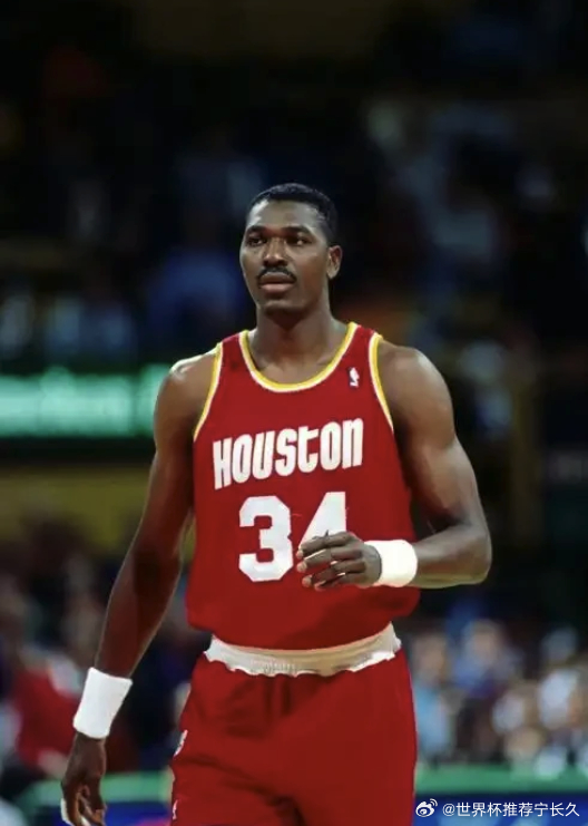这才是火箭队史最佳阵容吧？1. 控球后卫：保罗火箭时期是联盟顶级控场+防守后卫，