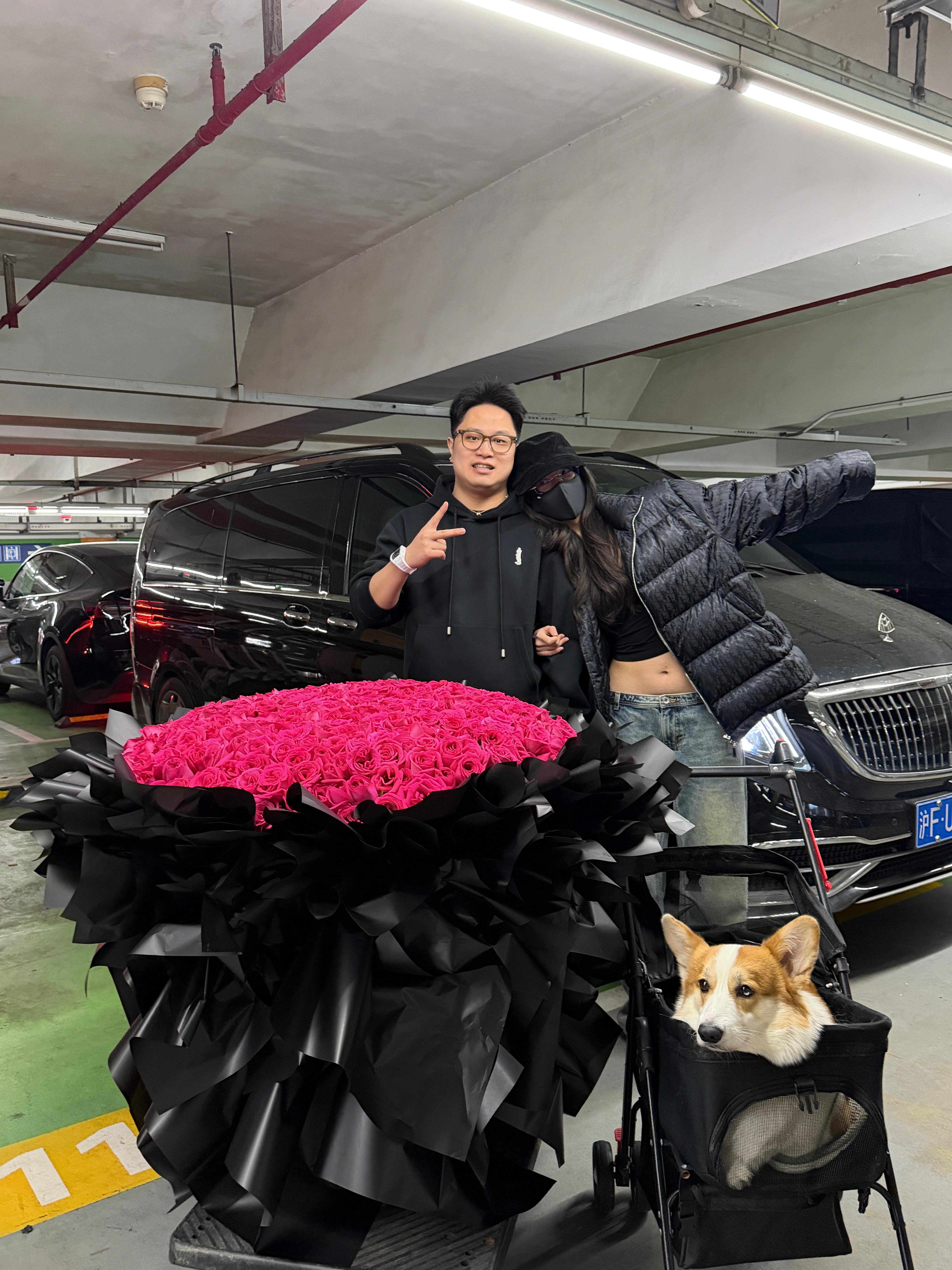 嘿嘿嘿 结婚三周年惹在工作中度过滴王新迪