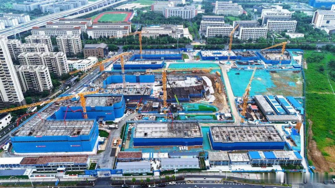 合肥七中学府路校区建设进度再提速！
项目坐落于学府路与富郢路交口，总建面约8.9