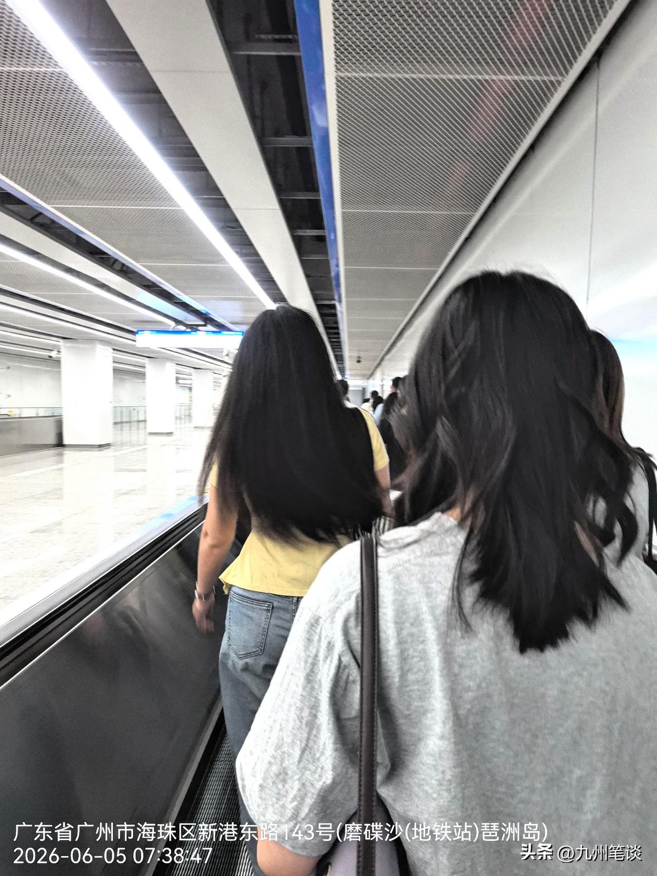 这是地铁站，还是机场？
就差跑起来了！还是没有赶上18号线快车！
堪称广州乃至全