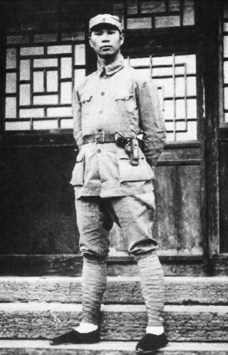 1937年，杨成武请地主吃饭，劝其捐款抗日。一向抠门的王莆伸出五根手指："我捐五