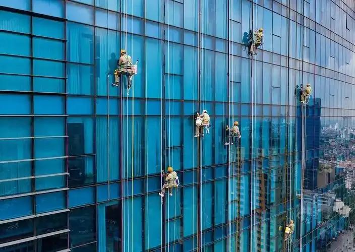 建筑施工作业的安全警示语

  1. 建筑高楼需稳重，安全第一记心中，生命之线紧