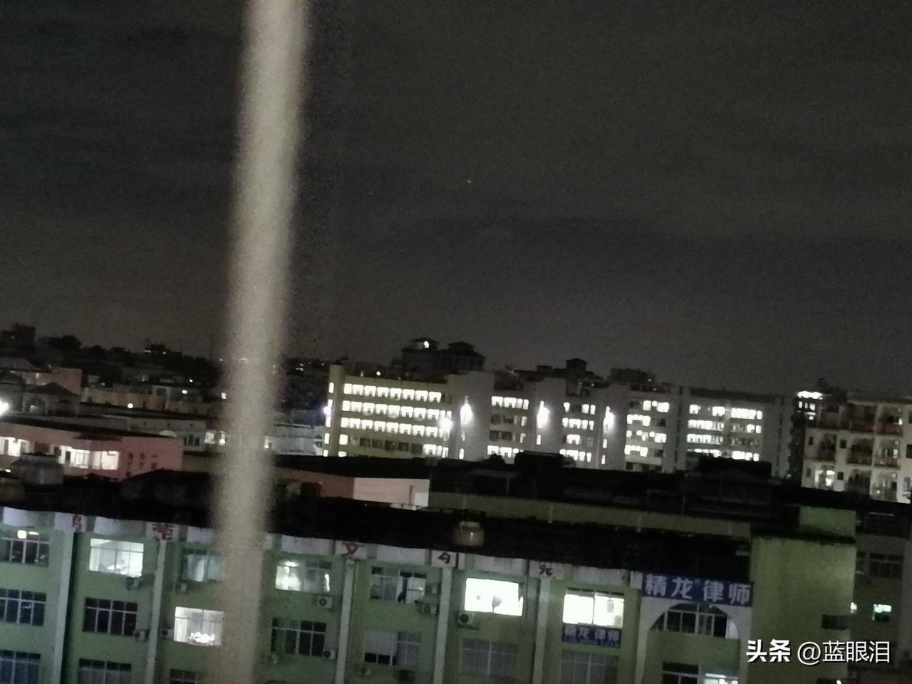 现在已经22：30了，在家阳台上看到厚街中学宿舍楼还在亮着灯，都应该刚下晚自习回