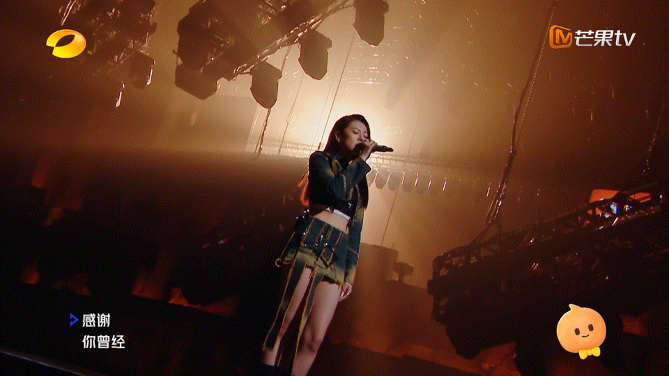 #妙莎青年派新舞台唱给粉丝# 看过很多次妙莎的舞台，真的觉得她的歌声非常的棒，希