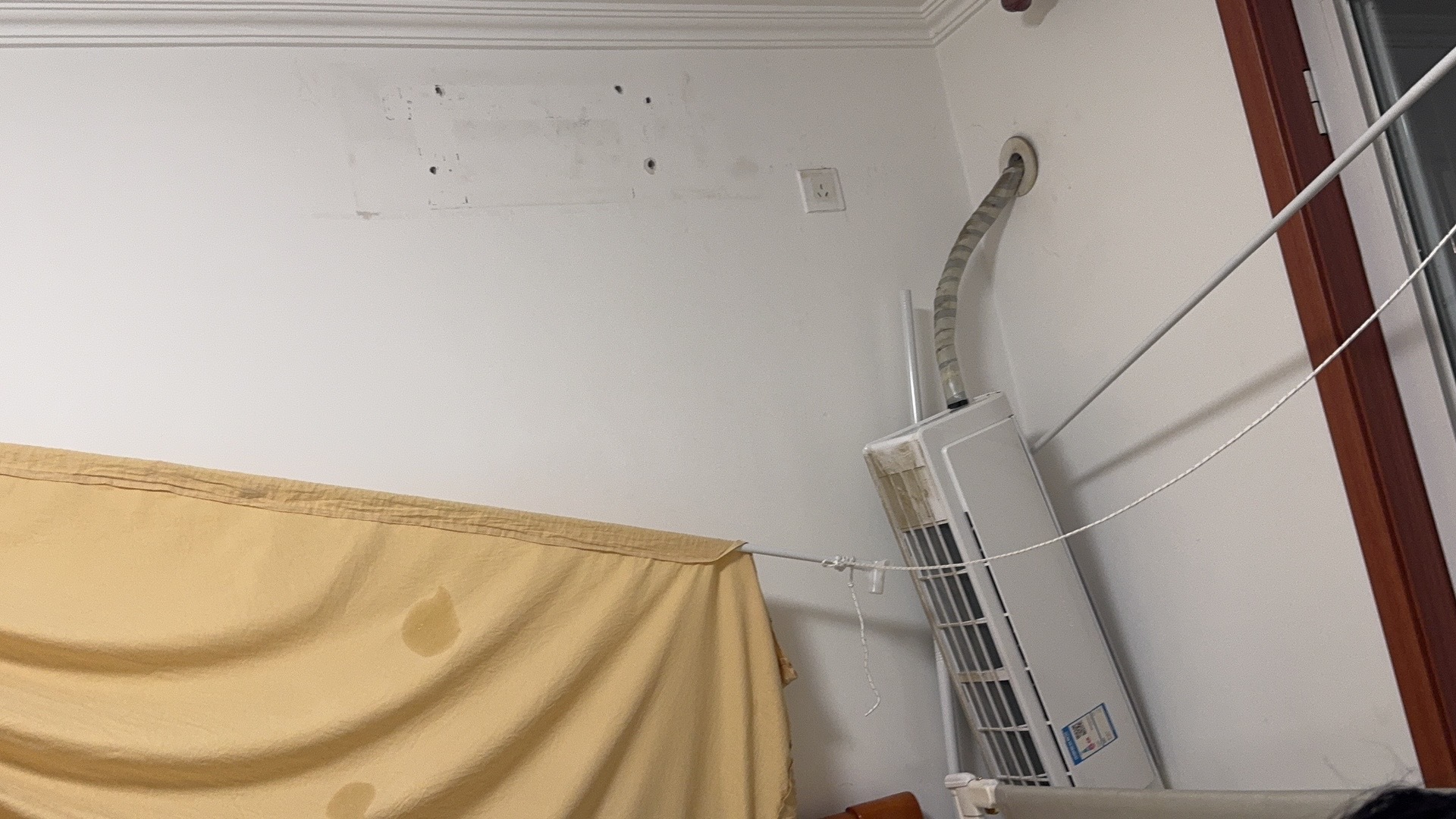 北京一地出现超37度高温这两天是挺热的昨天预约了清洗空调洗完后发现有漏水空调位置