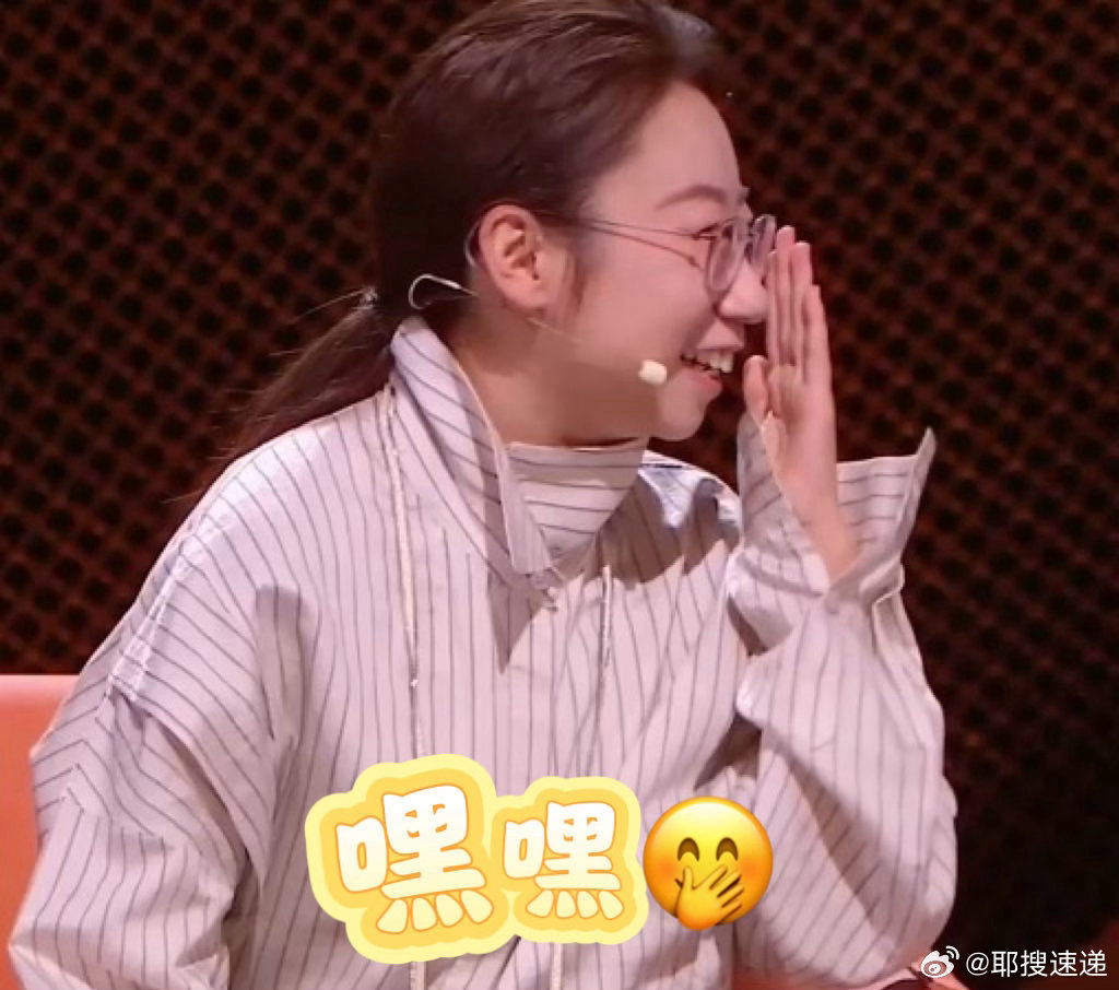 鸟鸟第一位加入笑友团的脱口秀演员 鸟鸟升级笑友团成员，发言谦逊温柔，淡淡的语气讲