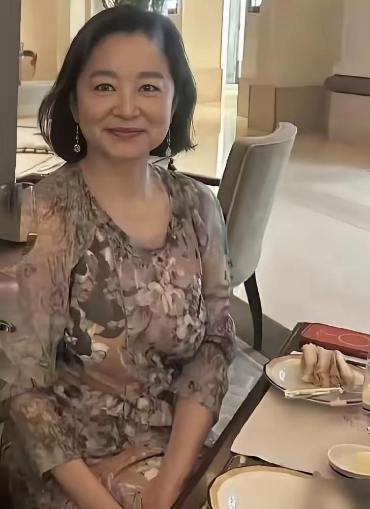 曾经的女神，现在成了一脸慈祥的贤妻良母，优雅气质端庄美丽，猜猜她是谁？
