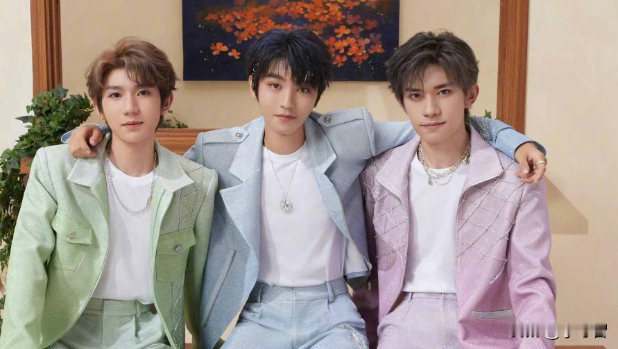 一晃TFboys三位小男孩都出道入行娱乐圈十年了，三人也从三小只儿童长大成年，如