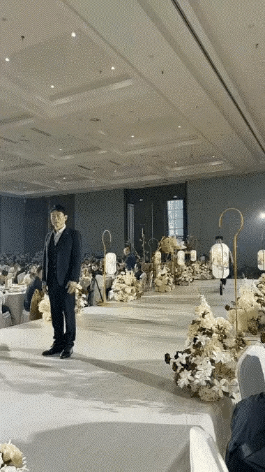 婚礼现场突发闹剧！朋友恶作剧把新郎狠狠按倒：不懂分寸的热闹，都是灾难
 
婚礼，