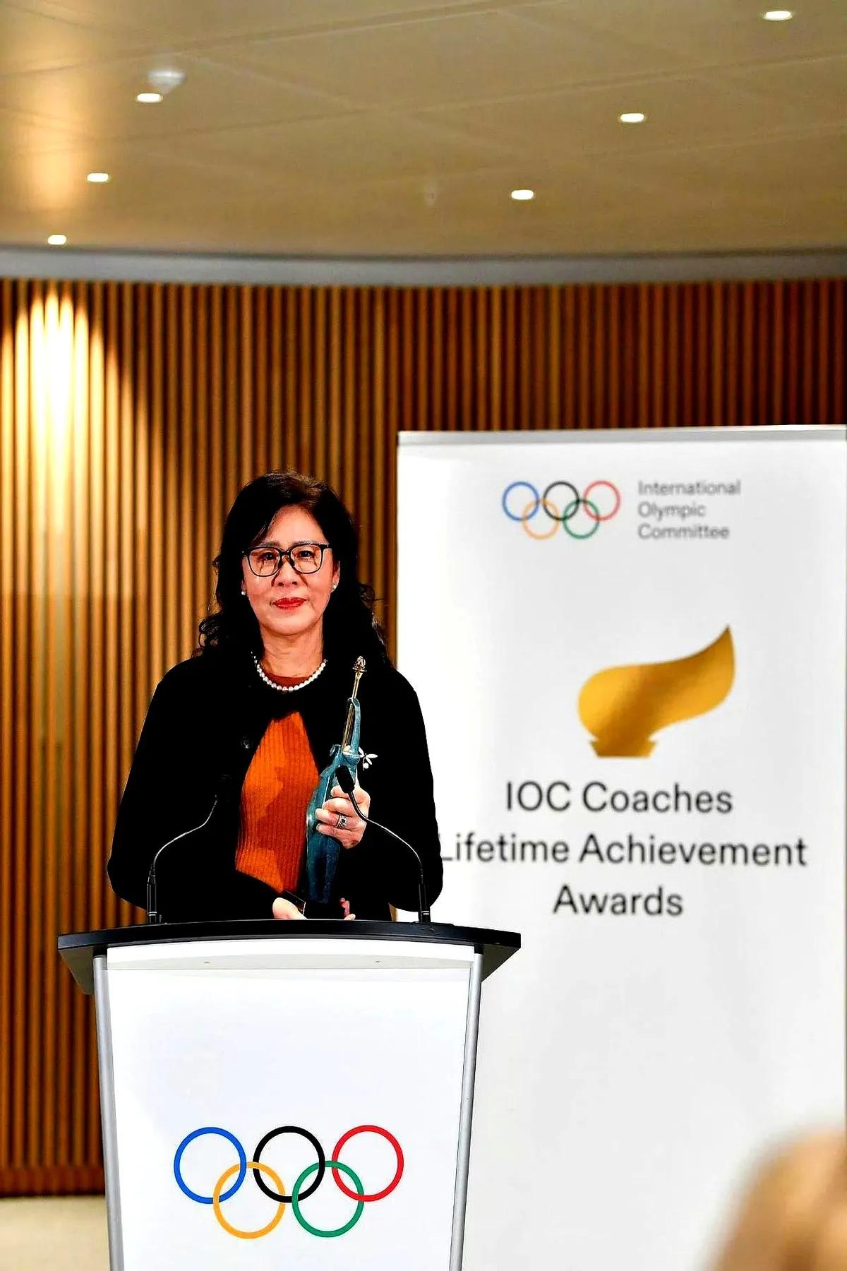 郎平获奖，女排队员们却集体沉默了。

截至目前，只有朱婷和惠若琪公开发了祝福。朱