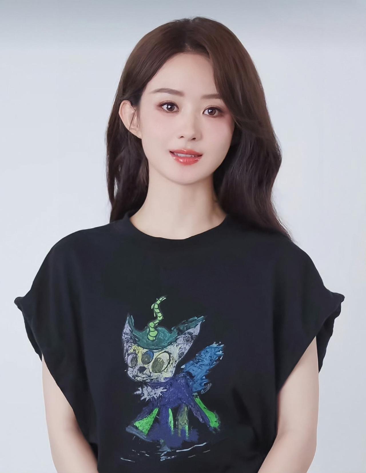 从底层群演，摸爬滚打这么多年，终于坐到一线女演员的位置，她的刻苦，努力，和对待角