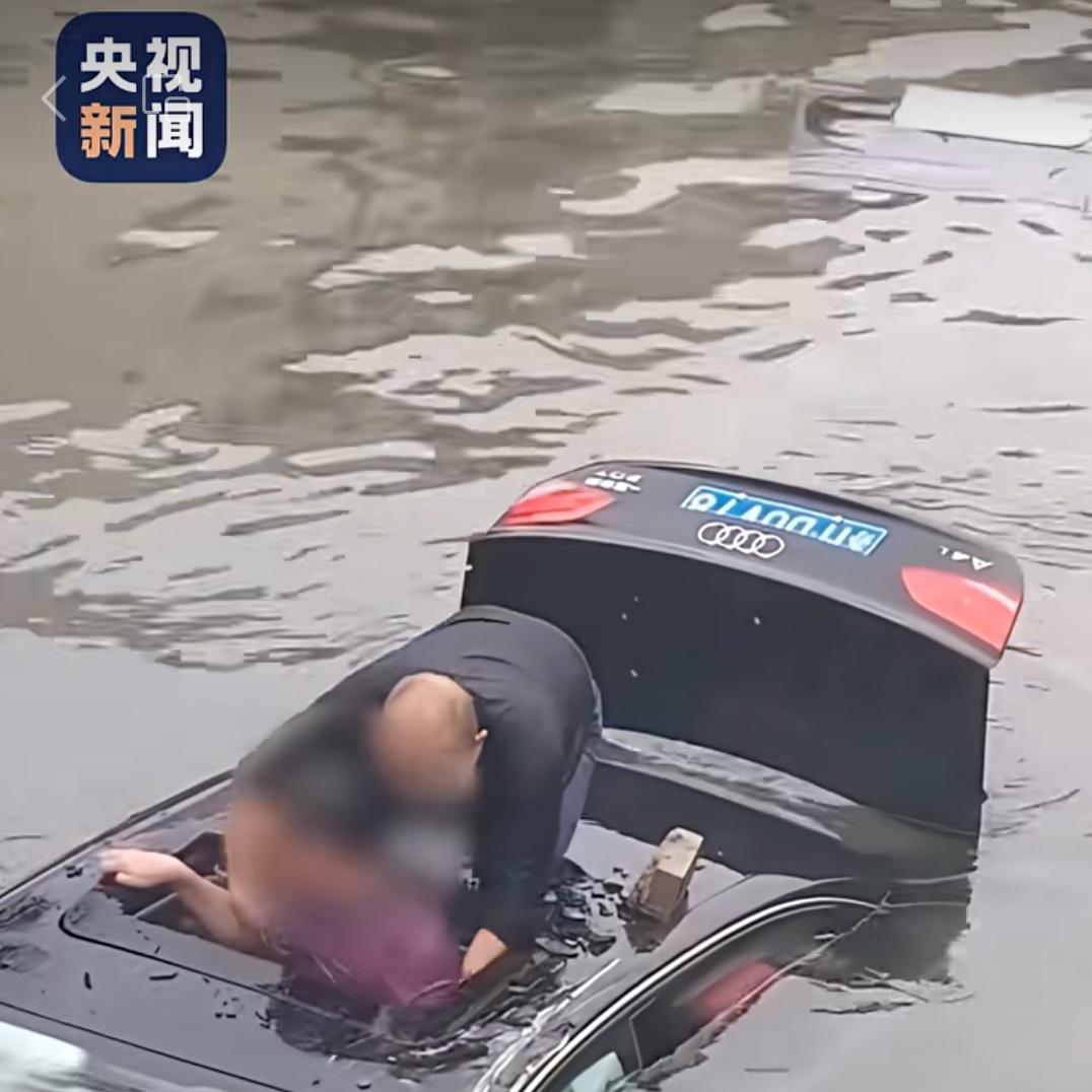 火上央视！

丢下2岁儿子跳河救人的光头男子身份曝光：是一名退役军人，面对采访，
