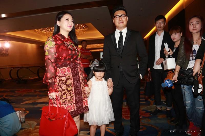 是一个非常清醒的人，
她最大的成就不是赚了多少钱
是培养了一个好女儿
这是她最大