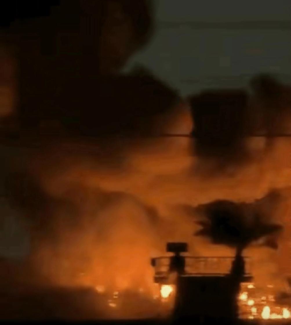 伊拉克民兵这是直接上演火烧“乌巢”断粮计了！
美使馆后勤营地突发大火，堪称现实版