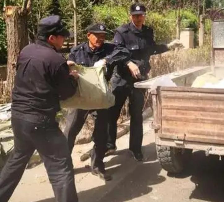 昨天经理通告我们保安的工资从下个月开始每人降两百块 ，大家听完这个消息以后，心里