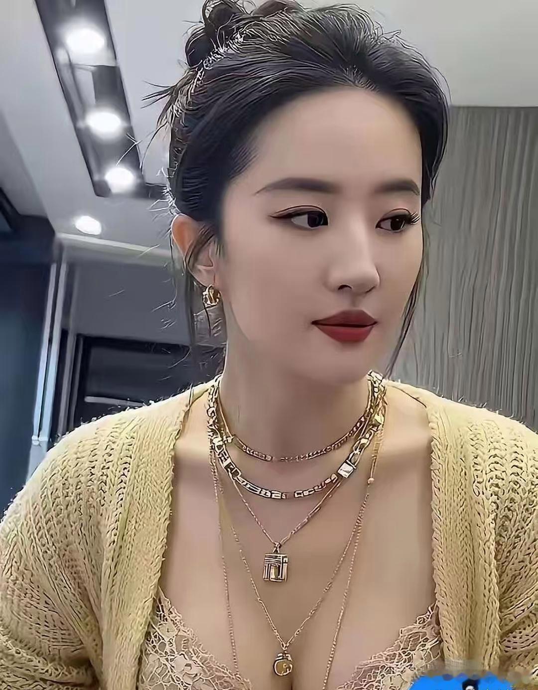 刘亦菲真的让人很奇怪，明明都快四十岁的人了，皮肤差，身材下垂，发福这些。不但一点
