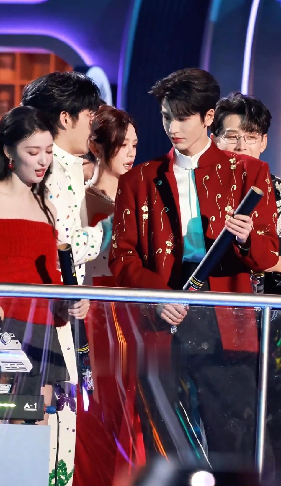 红毯上那个眼神。
王楚然一瞥，张凌赫立马抓起喷烟枪。
烟雾炸开，她笑得前仰后合。