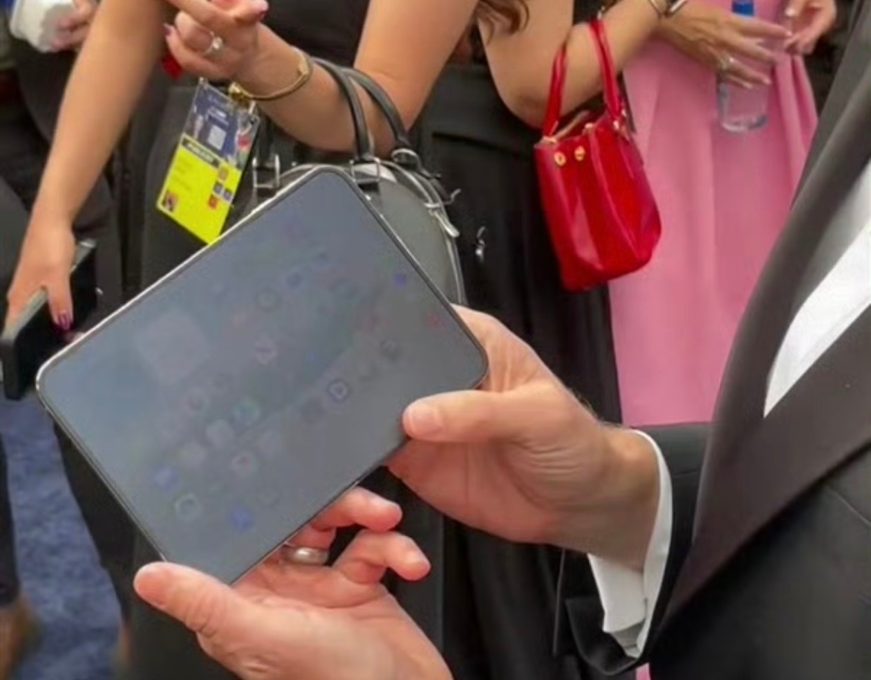 苹果CEO展示iPhoneDuo时翻车感觉也正常，雾面屏的通透感就是很差，前两天
