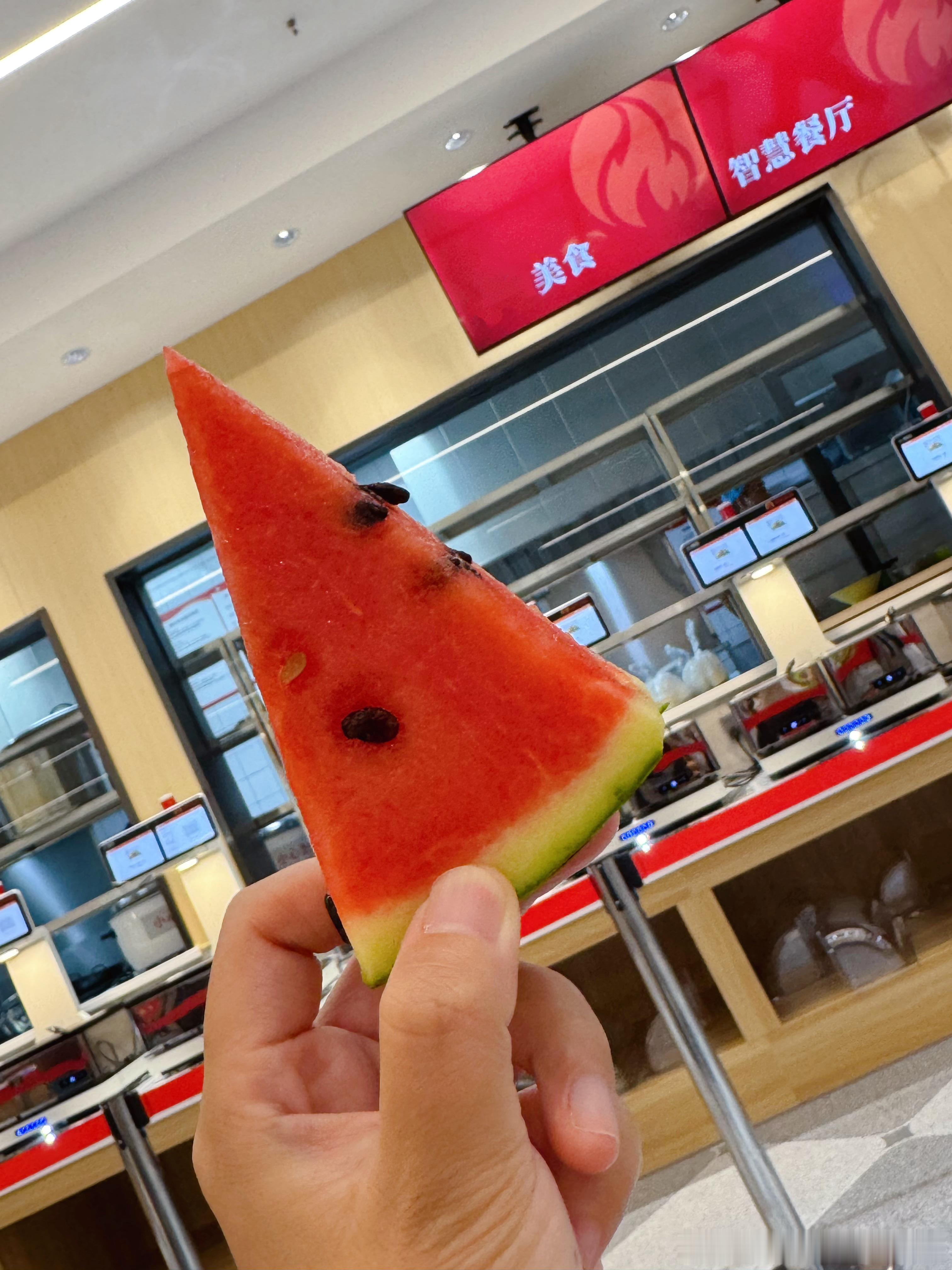 怪忙的 一上午五道口溜达一圈中午回来和我小姐妹一起吃午饭今天打卡了食堂的重庆小面