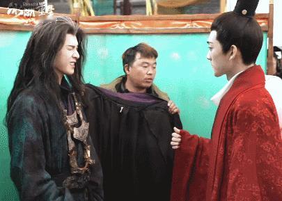 李昀锐新剧有效摘面具终于等到李昀锐摘面具这一下 李昀锐摘面具瞬间氛围感拉满，长相