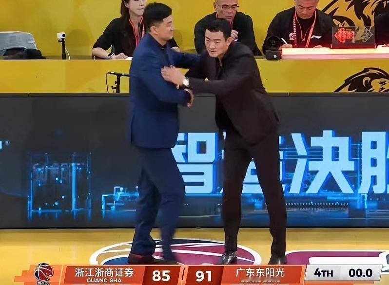 打脸质疑！广东客场91-85掀翻广厦，终结对手18连胜魔鬼主场。

还有谁敢说广