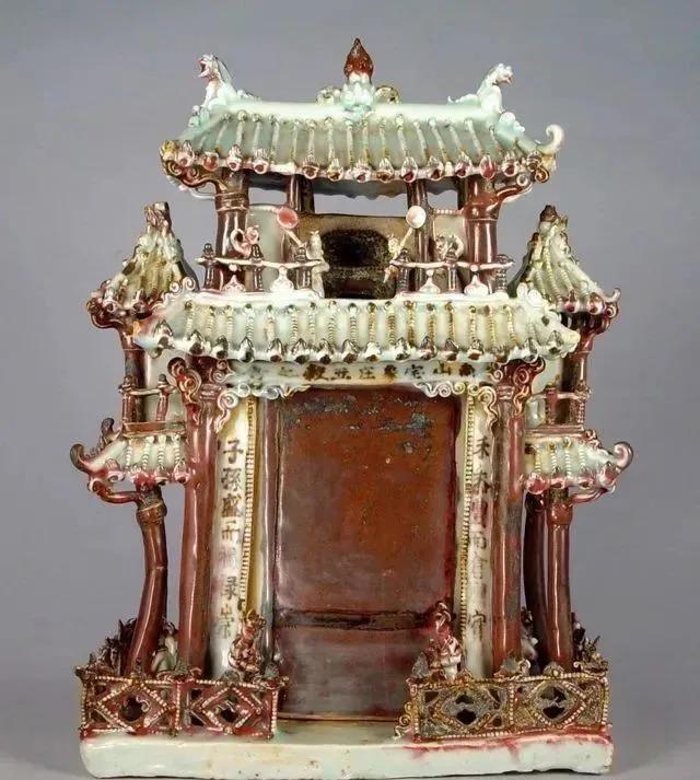 青花釉里红瓷仓（现藏江西省博物馆）

这是一件在景德镇出土的青花釉里红瓷器——楼