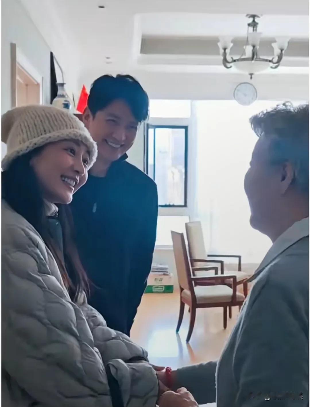 王鸥，王仁君代表演工委组织慰问老艺术家曹翠芬老师。
王鸥戴着白色针织帽，身材高挑