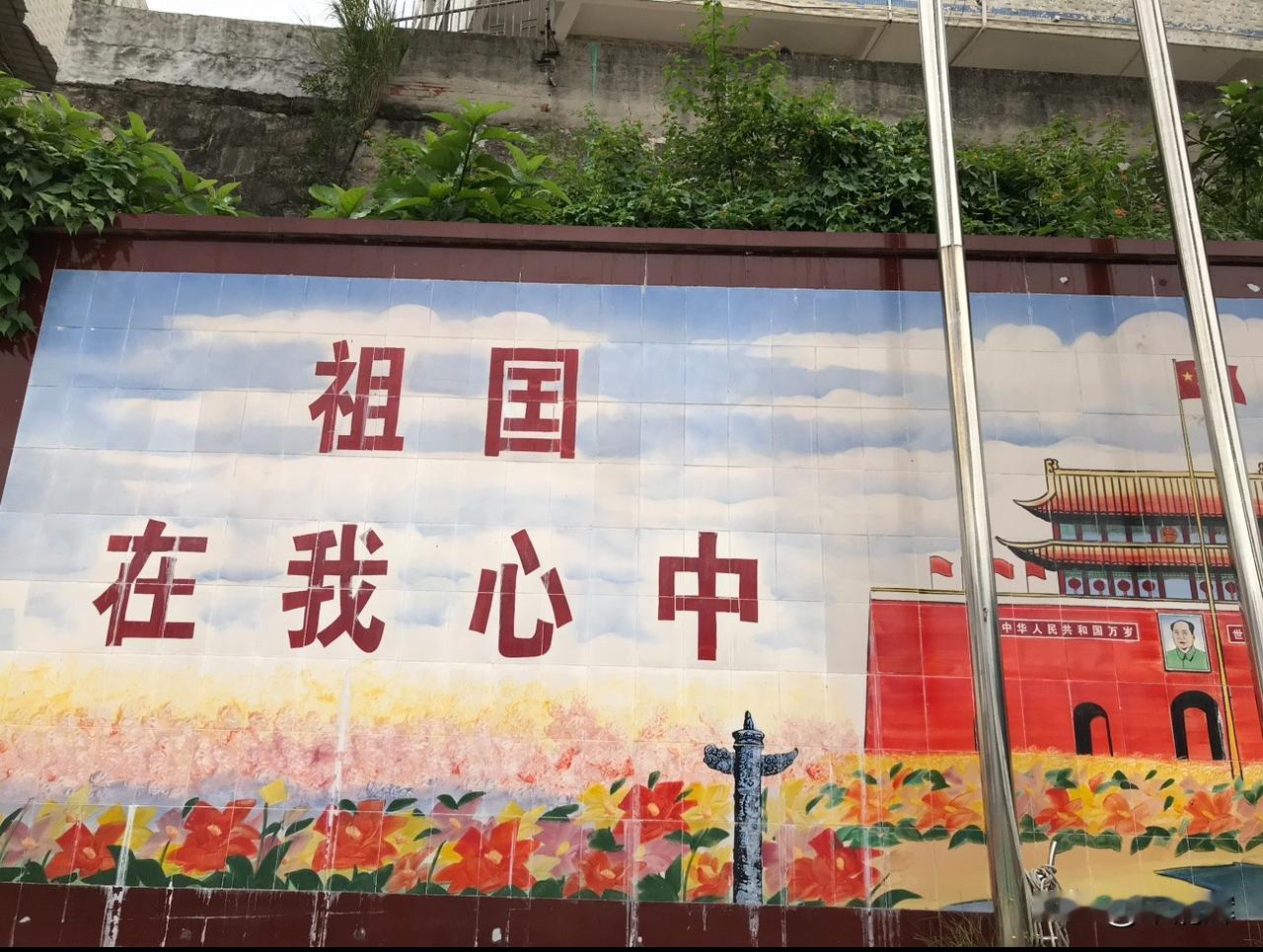 （1262）：今天天气依然阴沉，路上行人稀少，只有鸟儿的清脆歌声。图为深圳崇和学
