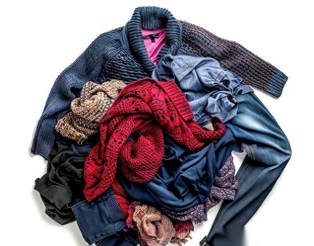 只听“刺啦”一响，那件领口泛黄的白短袖被一剪刀豁开两半。这半截破布沾点水，往满是