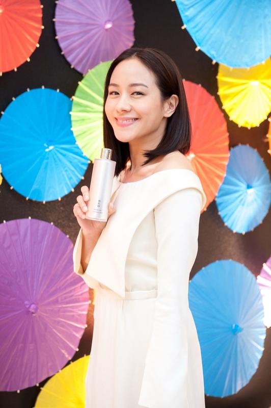 4月25日晚的北影节闭幕式，刘诗诗真的美出天际，宛如仙女下凡！她身着“天坛神鸟·