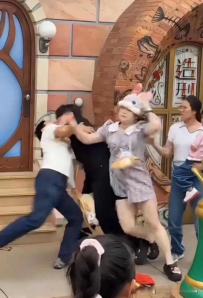 看了上海迪士尼两夫妻和一对情侣打架的完整视频，隔着屏幕都替兔帽女孩尴尬了，因为打