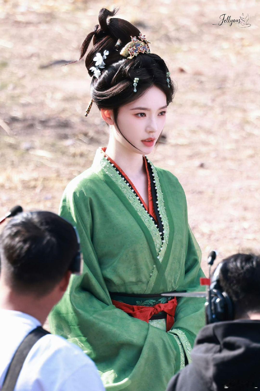 林允方报平安 安心！林允本人回应无大碍，《归鸾》路透的状态一直超棒，古装氛围感直