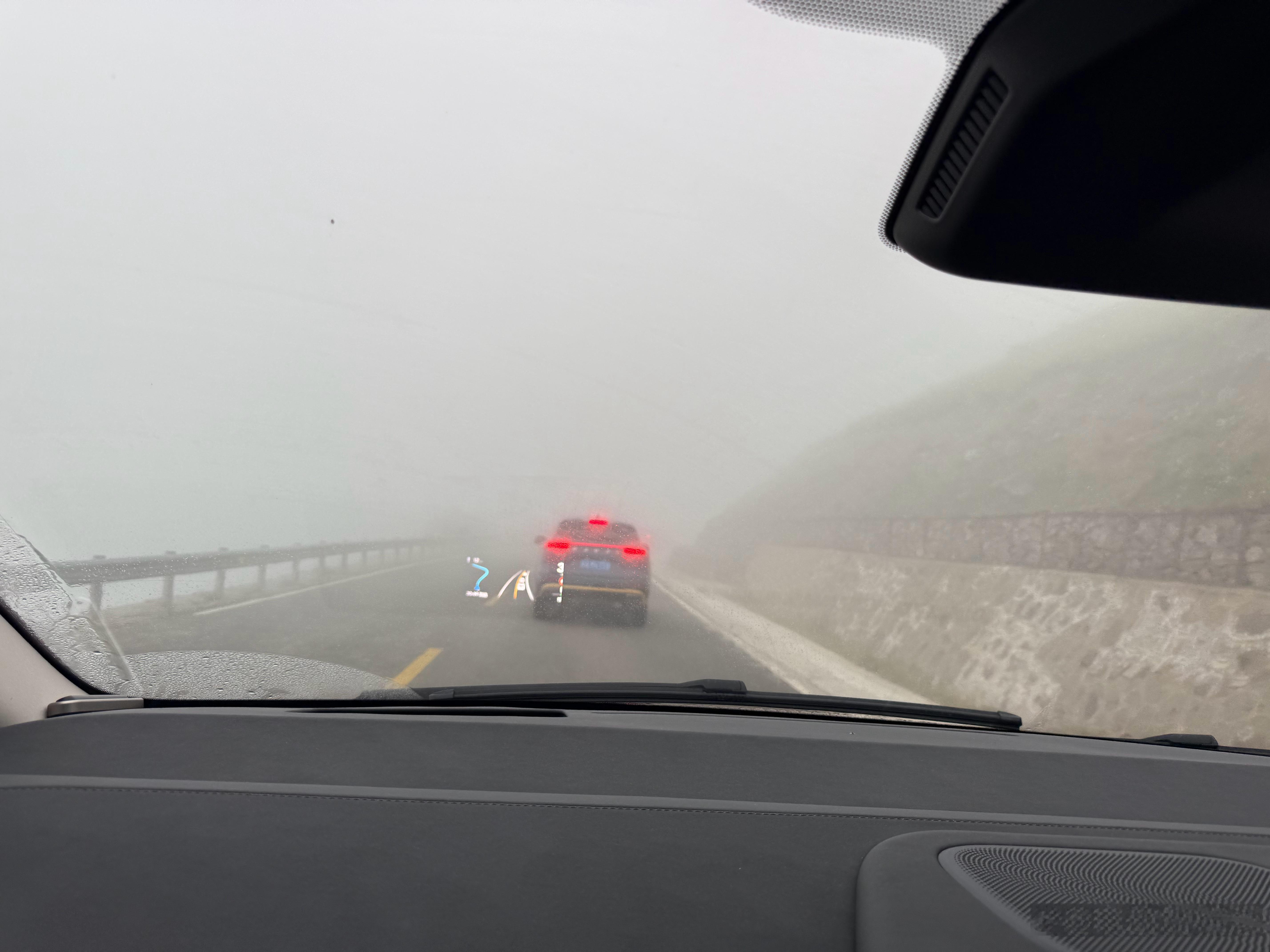 终于感受到了独库公路市里不重天了，14度，大雾、小雨！ 
