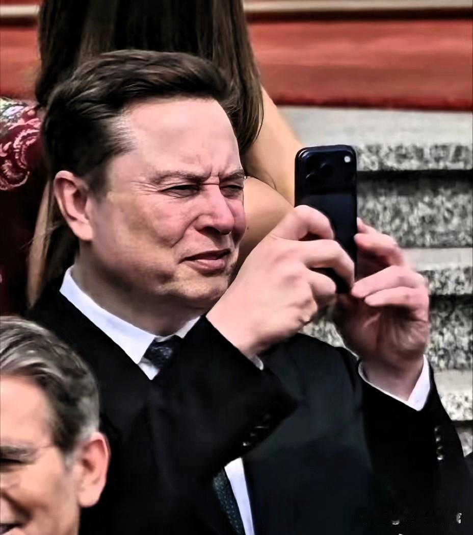 炸裂名场面！5月14日仪仗队现场，一人紧绷一人悠闲反差太好嗑
 
5月14日迎宾