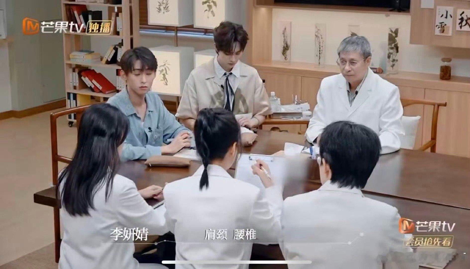 唐九洲看病也要做笔记的好学生唐九洲中医学徒问诊时，问的明明白白，还掏本子记知识点