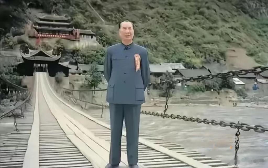 1986年，72岁高龄的杨成武上将重回泸定桥，站在已经铺设得十分平整的桥面下，留