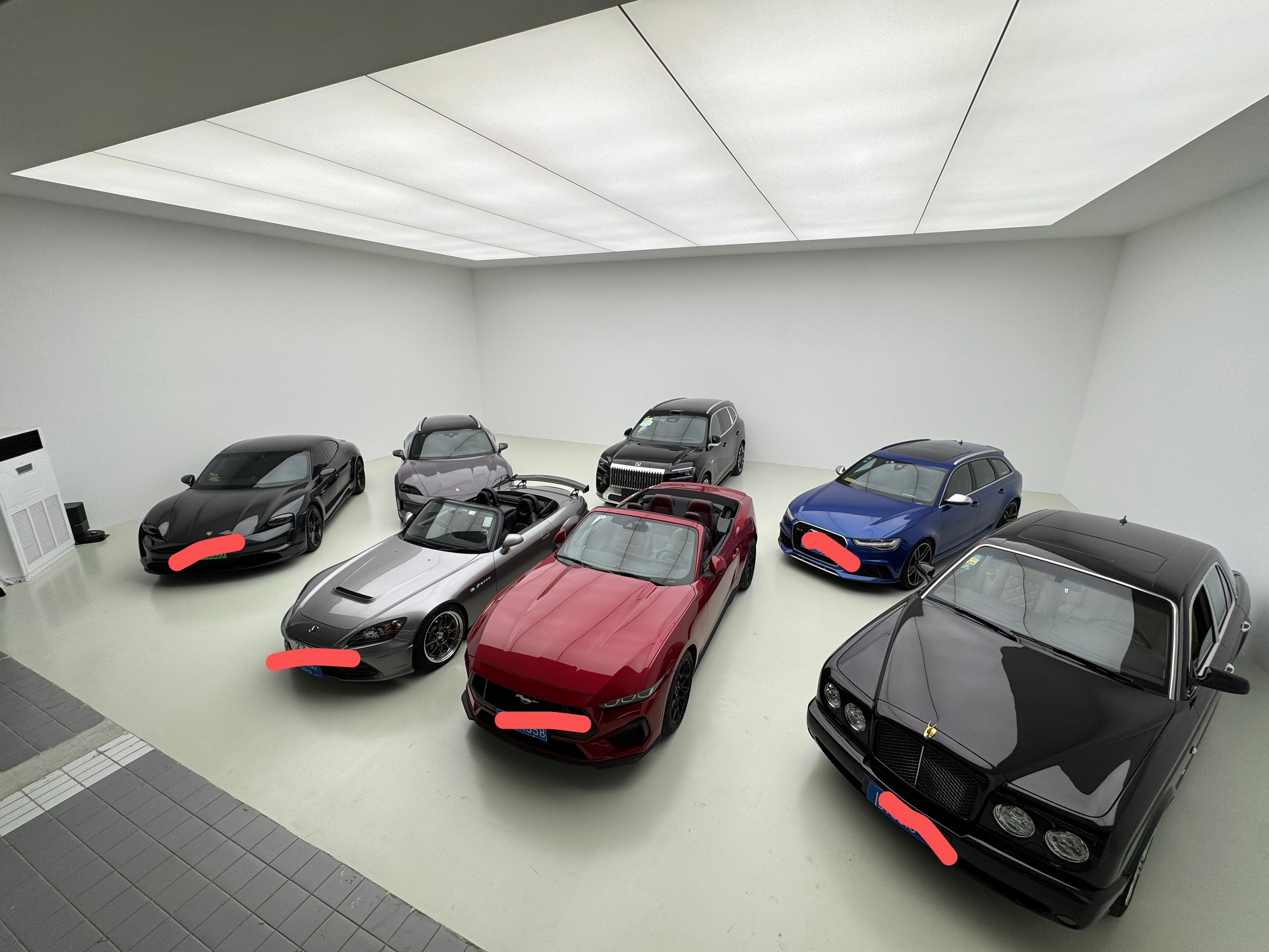 都啥条件，开上大宾利了，这群老男孩还是喜欢玩燃油车幸亏我还有8缸和10缸，就是没