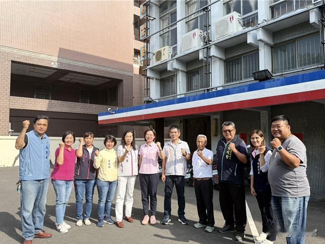 现任屏东市长周佳琪（中）27日下午3时许前往中国国民党屏东县党部，正式完成登记参