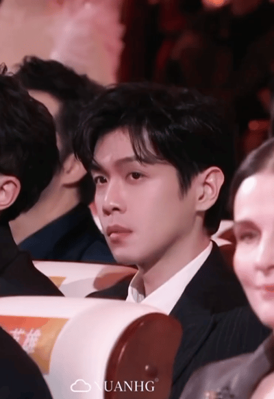 北影节内场的张若昀张若昀北影节内场状态北影节内场的张若昀，一身正装坐姿端正，眼神