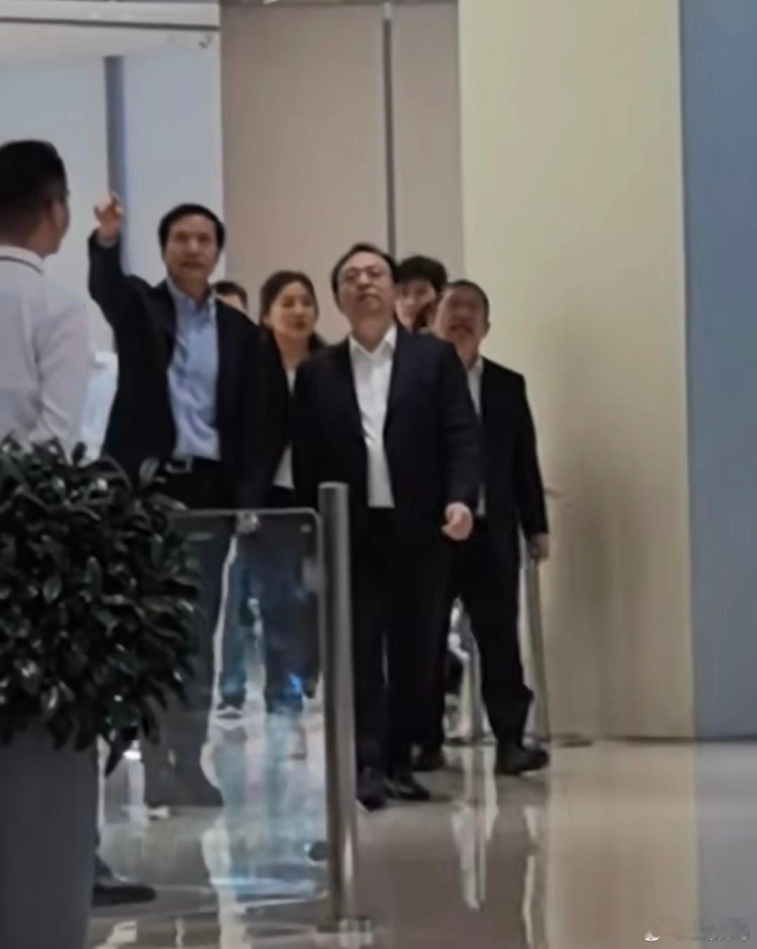 “船长”王传福来参观拜访小米汽车工厂了，雷军、胡峥楠陪同。莫非小米和比亚迪合作有