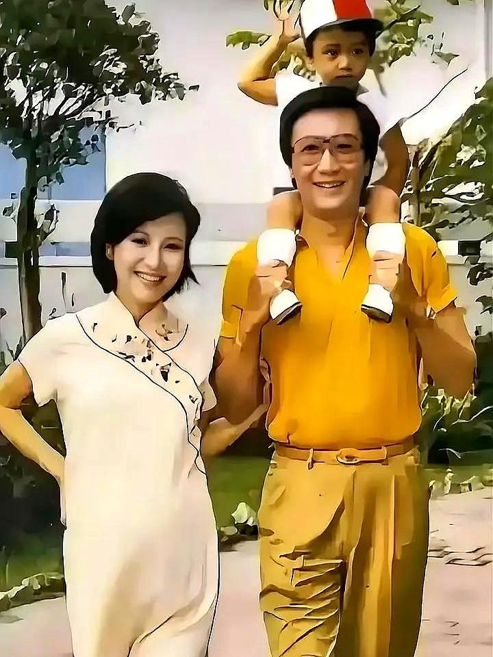 1982年，31岁怀二胎的狄波拉和45岁的谢贤，2岁的谢霆锋一家三口合照，好温馨