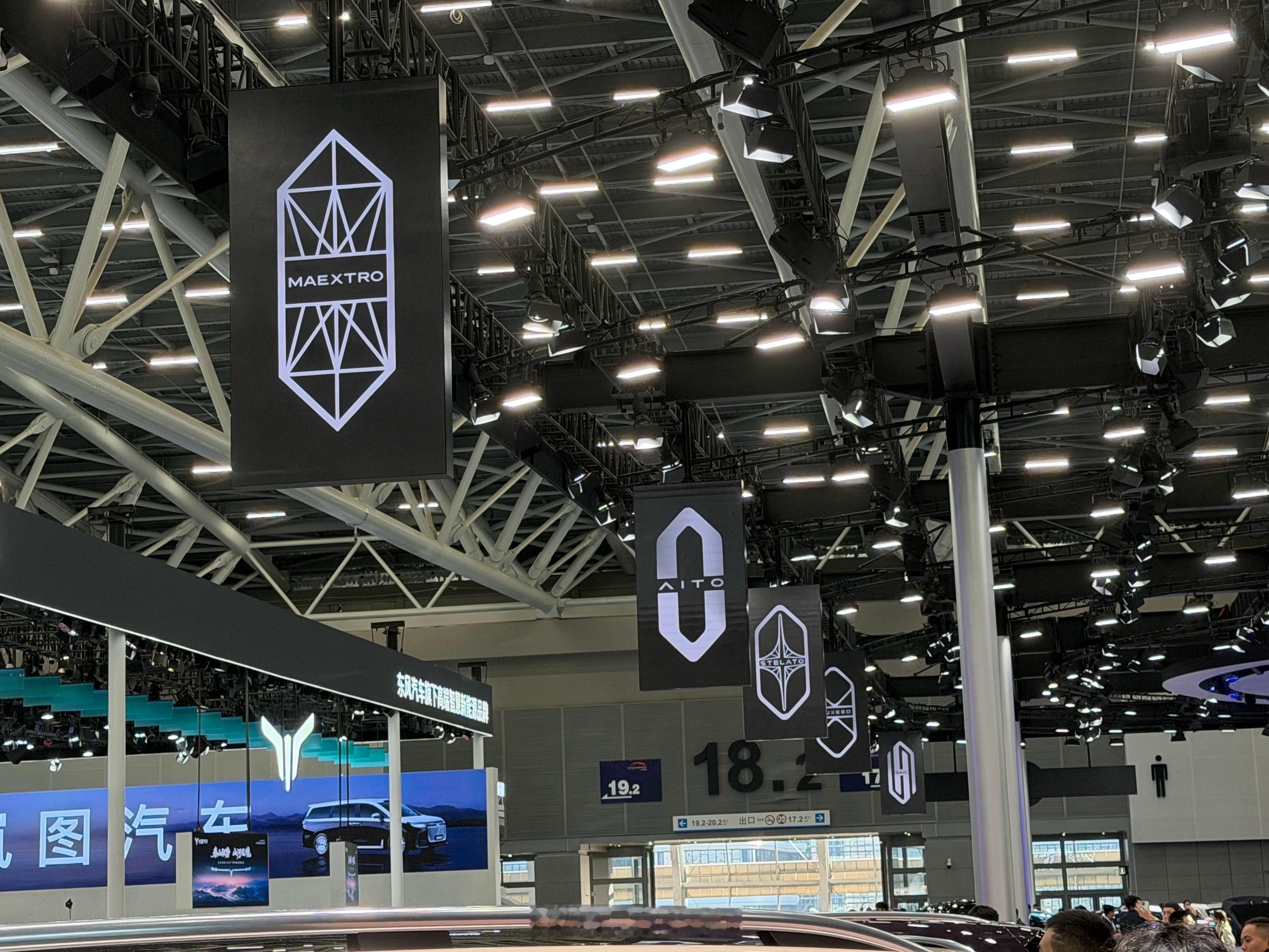 鸿蒙智行展台这五界的牌子真大气啊