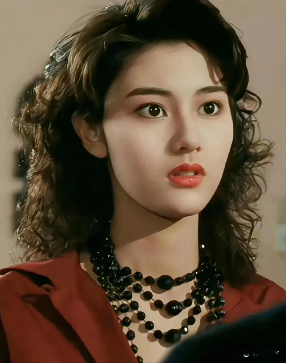 李嘉欣真的美到让人失语。她1970年出生于澳门，身高172cm却只有50kg，是